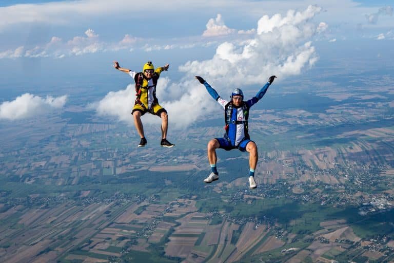 Instagram: 40 funny and perfect captions for skydiving